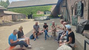 Gesprek in vierkantsboerderij